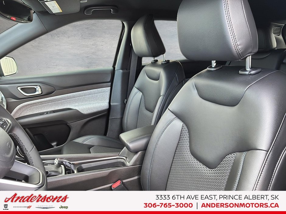 2026 Jeep Compass NORTH Heated Seats & Wheel / 10.1-Inch Uconnect NAV