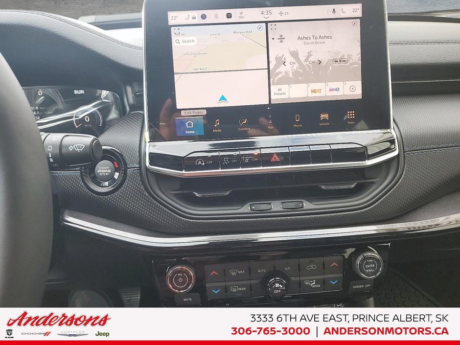 2026 Jeep Compass NORTH Altitude Special Edition / 10.1-Inch Uconnect NAV