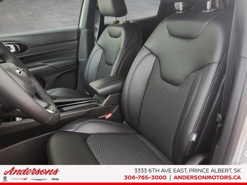 2026 Jeep Compass NORTH Altitude Special Edition / 10.1-Inch Uconnect NAV