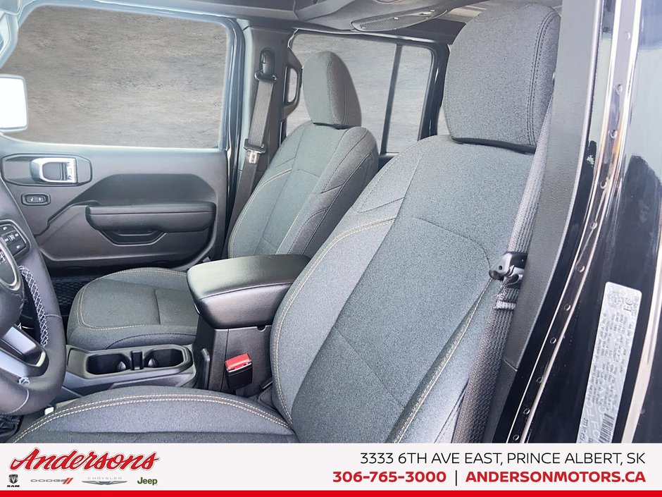 2026 Jeep Gladiator Willys 3.6L Pentastar V6 / Crew Cab / Class IV Hitch / Off-Road Plus