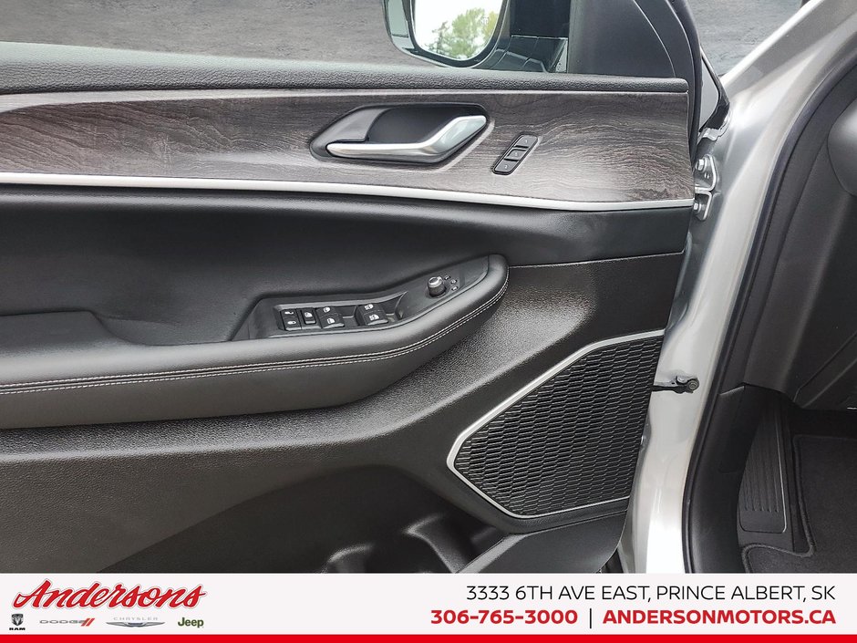 2025 Jeep Grand Cherokee L LIMITED Black Appearance / Luxury Tech Group / Panoramic Sunroof