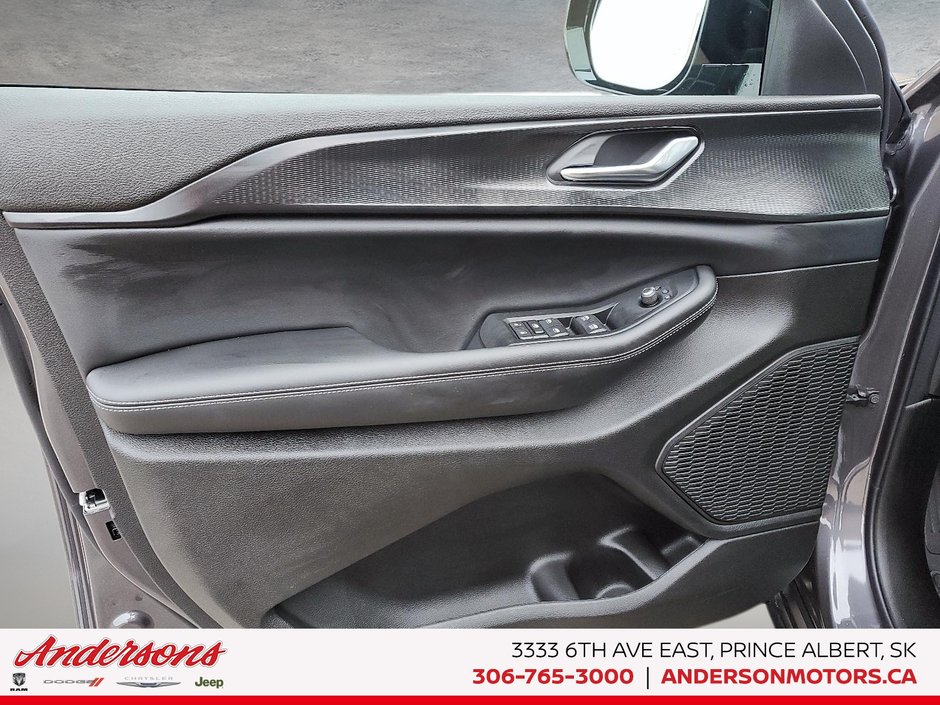 2025 Jeep Grand Cherokee L ALTITUDE Altitude Package / Trailer Tow / Heated Seats & Steering