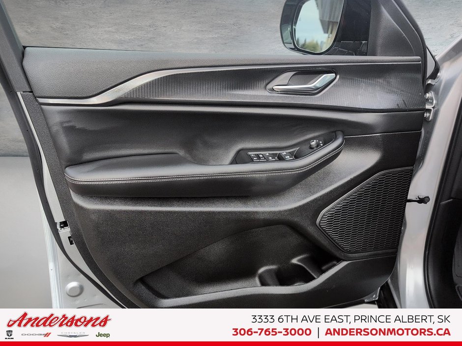 2025 Jeep Grand Cherokee L ALTITUDE Altitude Package / Trailer Tow / Heated Seats & Steering