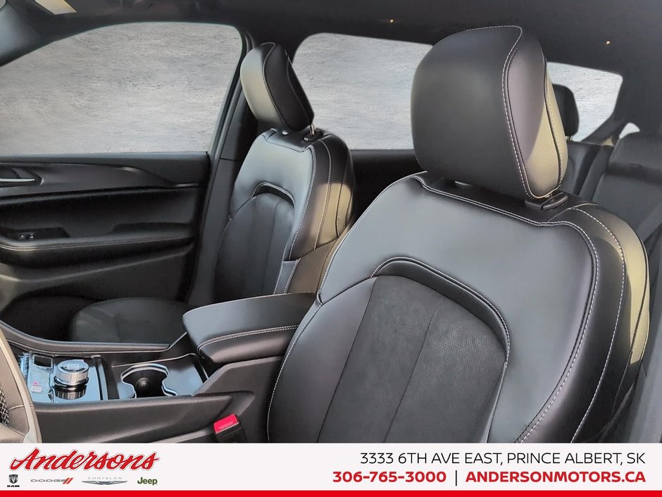 2025 Jeep Grand Cherokee L ALTITUDE Altitude Package / Trailer Tow / Heated Seats & Steering