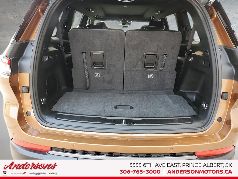 2026 Jeep Grand Cherokee L LIMITED 2.0L Turbo / 506-watt nine-speaker audio / Panoramic Roof