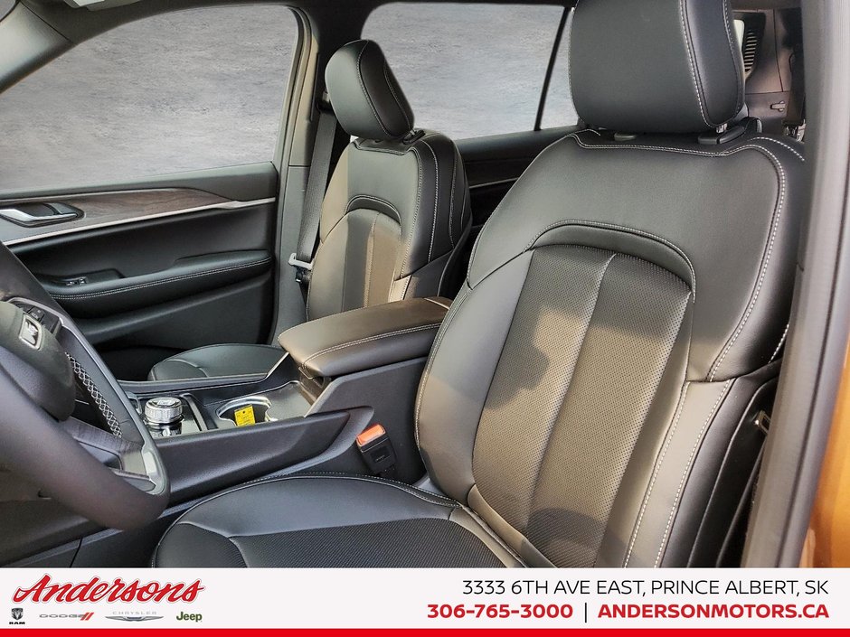 2026 Jeep Grand Cherokee L LIMITED 2.0L Turbo / 506-watt nine-speaker audio / Panoramic Roof