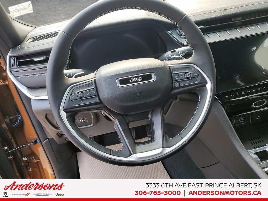 2026 Jeep Grand Cherokee L LIMITED 2.0L Turbo / 506-watt nine-speaker audio / Panoramic Roof