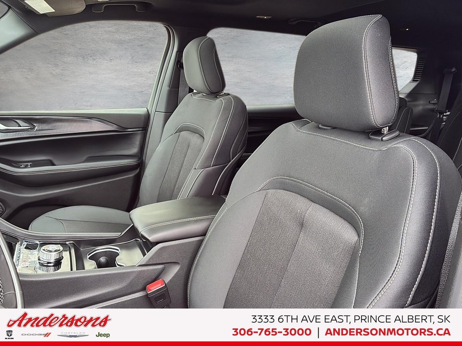 2026 Jeep Grand Cherokee L LAREDO X 3.6L Pentastar / ParkView & ParkSense / Heated Seats & Wheel