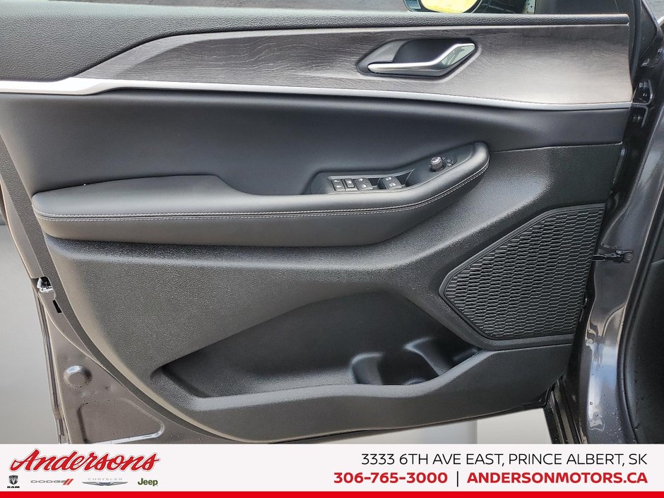 2026 Jeep Grand Cherokee L ALTITUDE Three Rows / Wireless Charging / ParkSense