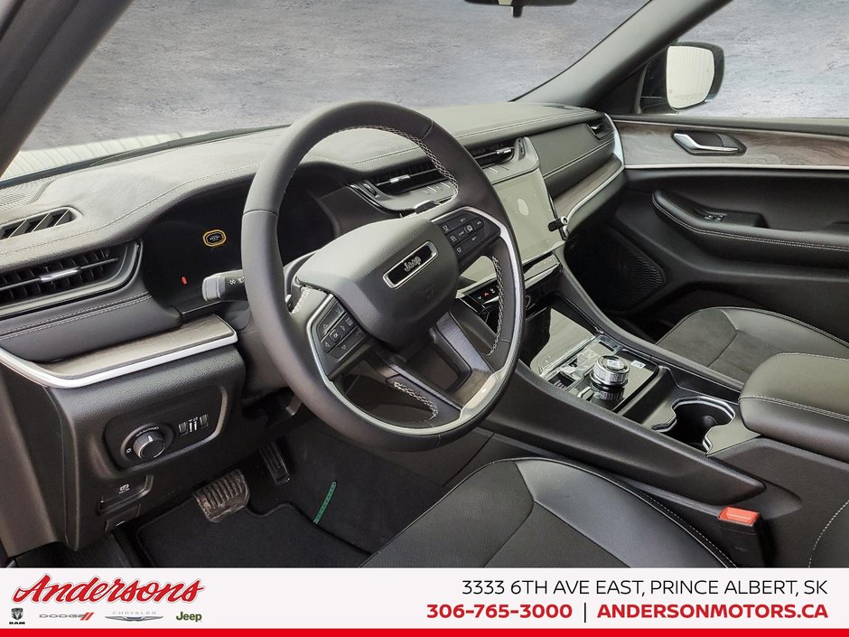 2026 Jeep Grand Cherokee L ALTITUDE Three Rows / Wireless Charging / ParkSense
