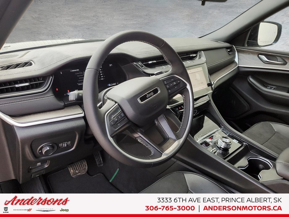 2026 Jeep Grand Cherokee L ALTITUDE Three Rows / Wireless Charging / ParkSense