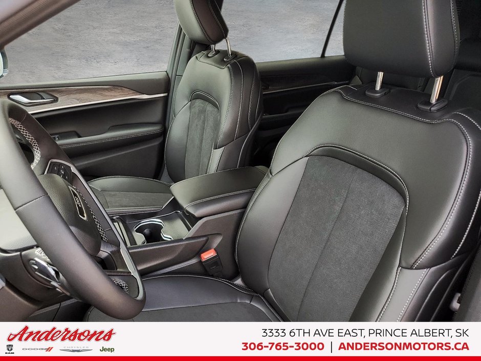 2026 Jeep Grand Cherokee L ALTITUDE Three Rows / Wireless Charging / ParkSense