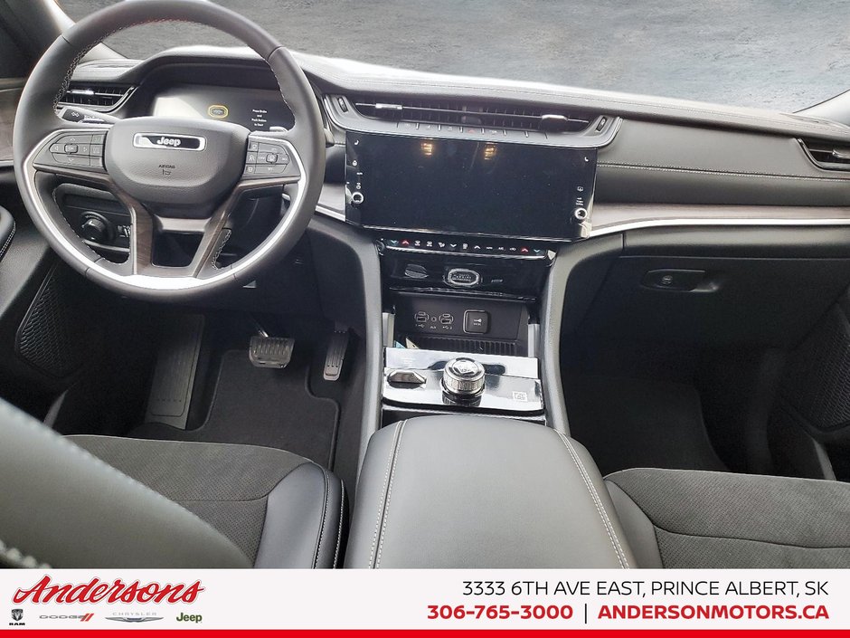 2026 Jeep Grand Cherokee L ALTITUDE Three Rows / Wireless Charging / ParkSense