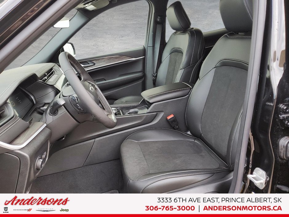 2026 Jeep Grand Cherokee L ALTITUDE Three Rows / Wireless Charging / ParkSense