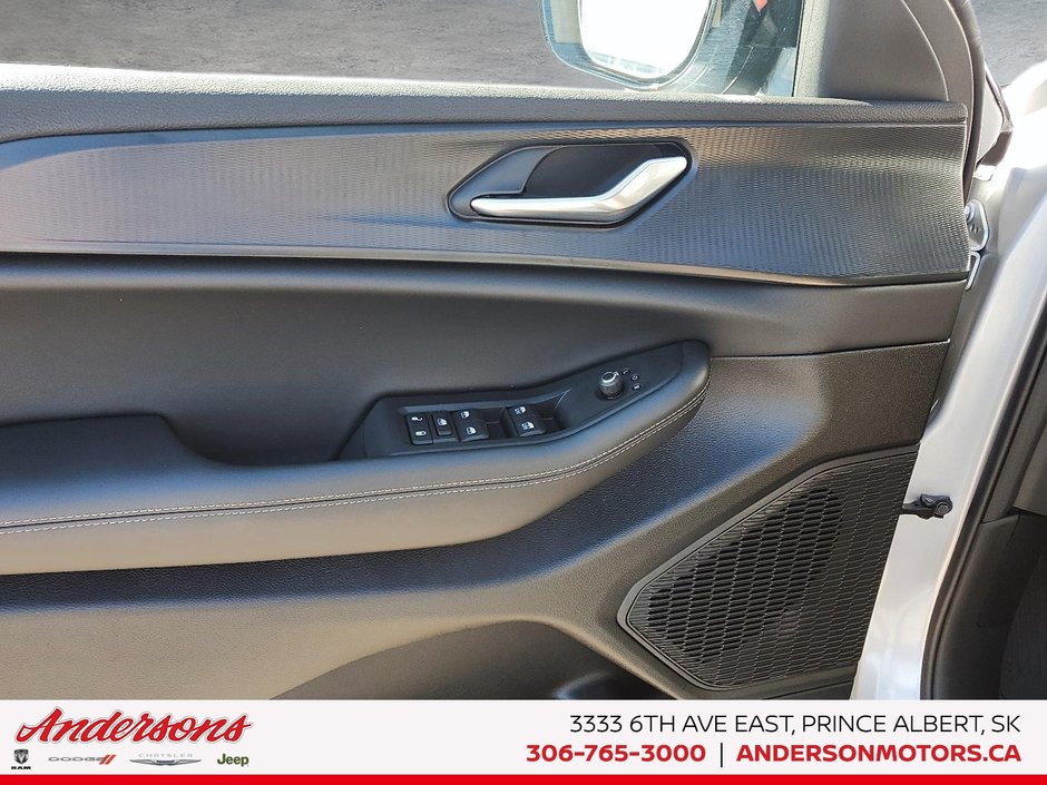 2025 Jeep Grand Cherokee LAREDO ALTITUDE Altitude Package / Trailer Tow / Wireless Charging