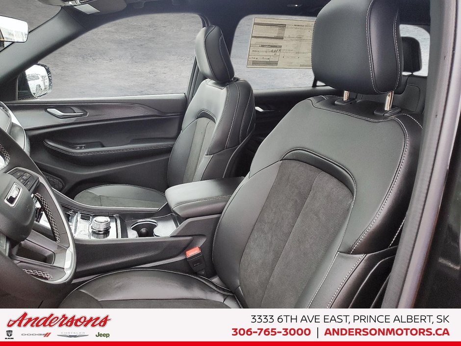 2025 Jeep Grand Cherokee LAREDO ALTITUDE Altitude Package / Trailer Tow / Power Sunroof