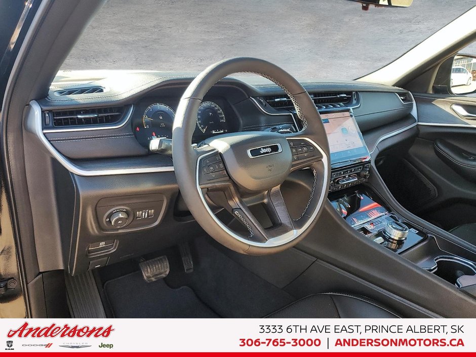 2025 Jeep Grand Cherokee LIMITED Luxury Tech Group / Black Appearance / Panoramic Sunroof