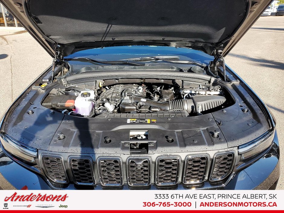 2025 Jeep Grand Cherokee LIMITED Luxury Tech Group / Black Appearance / Panoramic Sunroof