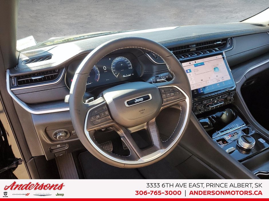 2025 Jeep Grand Cherokee LIMITED Luxury Tech Group / Black Appearance / Panoramic Sunroof