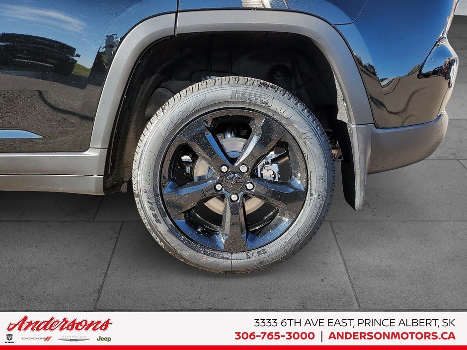 2025 Jeep Grand Cherokee LIMITED Luxury Tech Group / Black Appearance / Panoramic Sunroof