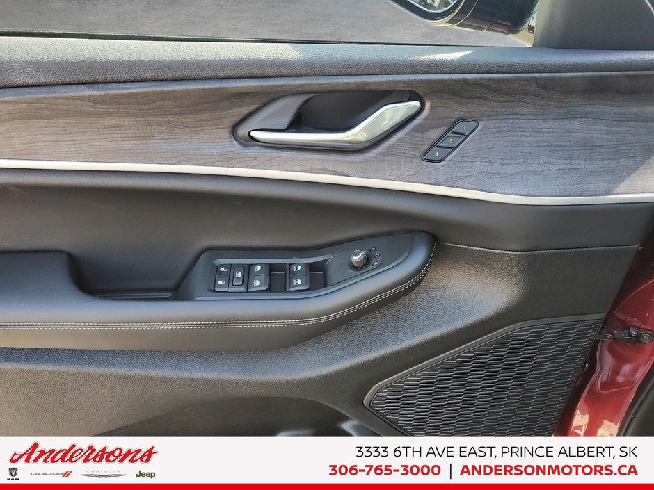 2025 Jeep Grand Cherokee LIMITED Luxury Tech Group / Black Appearance / Panoramic Sunroof