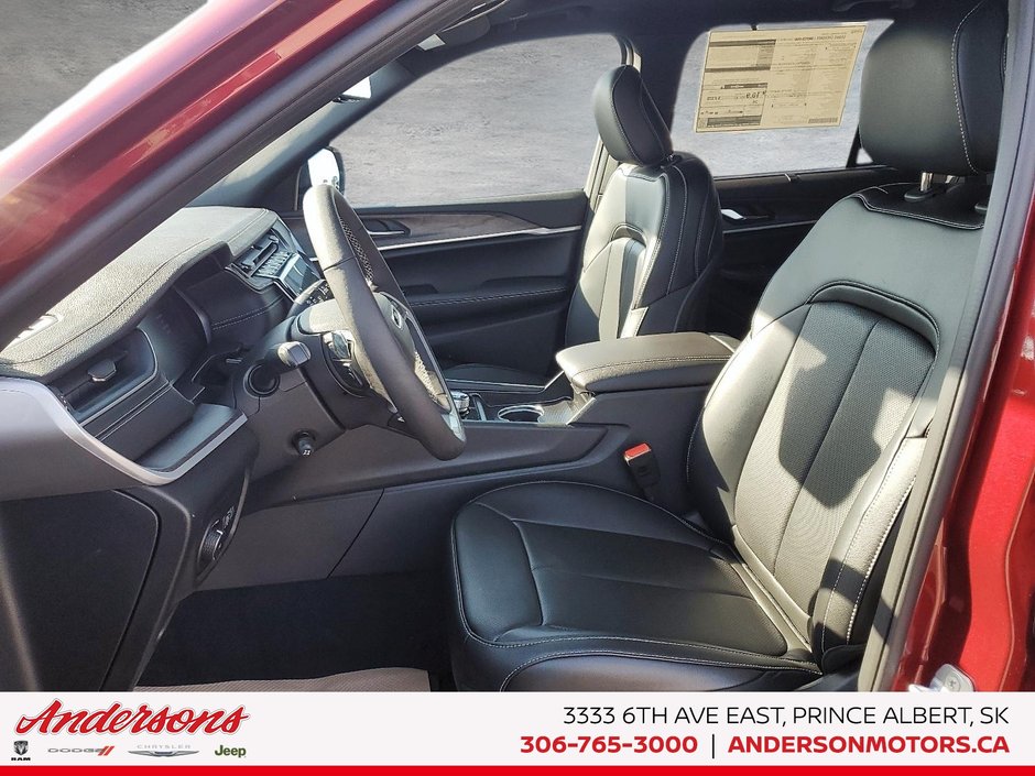 2025 Jeep Grand Cherokee LIMITED Luxury Tech Group / Black Appearance / Panoramic Sunroof