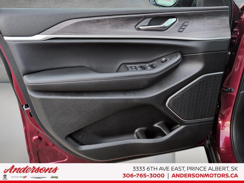 2025 Jeep Grand Cherokee LIMITED Luxury Tech Group / Black Appearance Pkg / Panoramic Sunroof