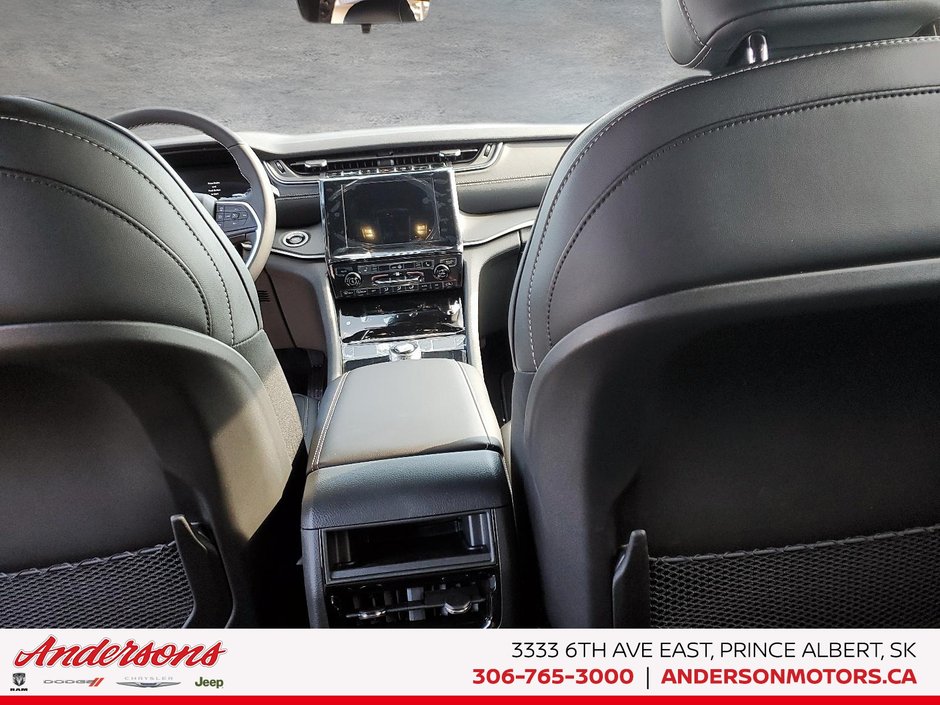 2025 Jeep Grand Cherokee LAREDO ALTITUDE Altitude Package / Trailer Tow / Heated Seats & Steering