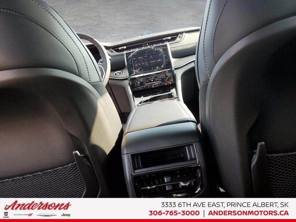 2025 Jeep Grand Cherokee LAREDO ALTITUDE Altitude Package / Trailer Tow / Heated Seats & Steering