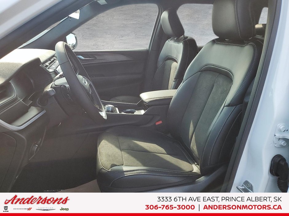 2025 Jeep Grand Cherokee LAREDO ALTITUDE Altitude Package / Trailer Tow / Heated Seats & Steering