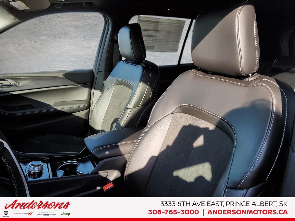 2025 Jeep Grand Cherokee LAREDO ALTITUDE Altitude Package / Trailer Tow / Power Sunroof