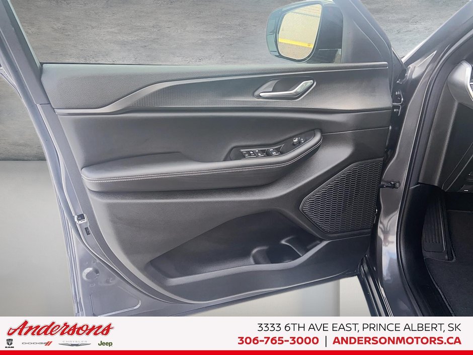 2025 Jeep Grand Cherokee LAREDO ALTITUDE Altitude Package / Trailer Tow / Wireless Charging