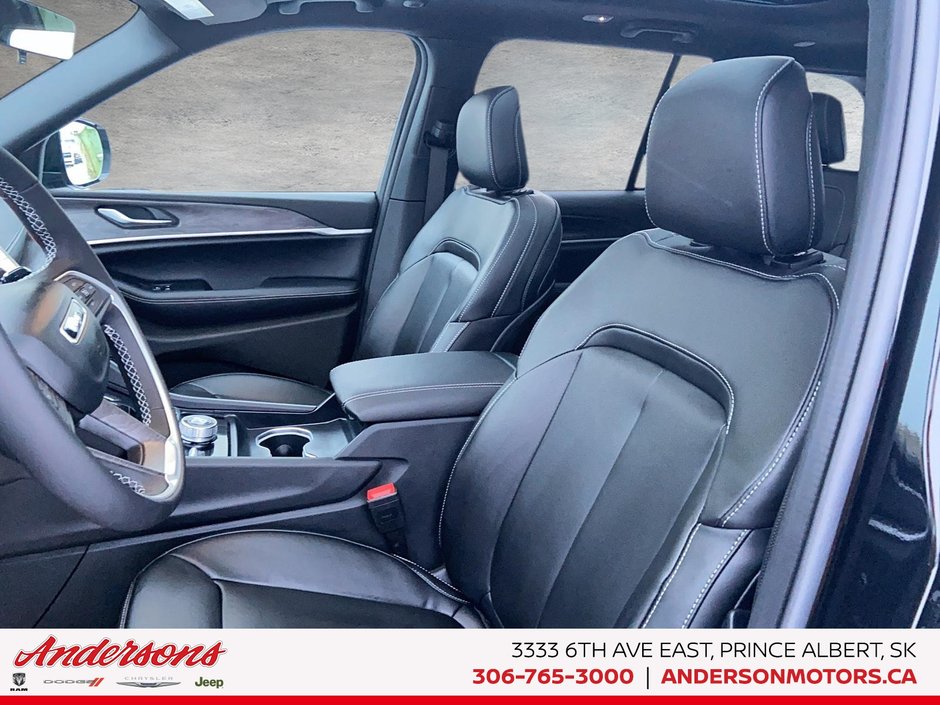 2025 Jeep Grand Cherokee LIMITED Black Appearance / Panoramic Sunroof / Trailer Tow