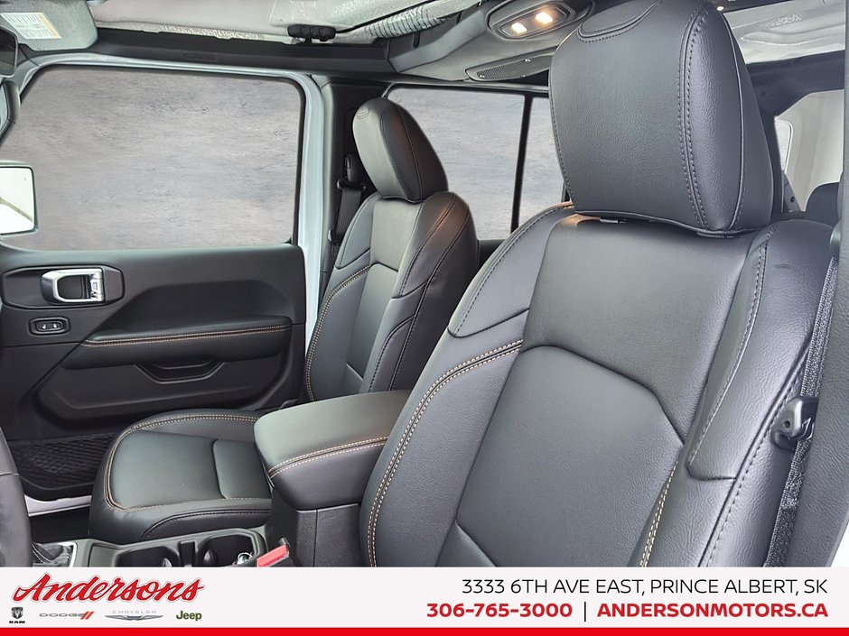2026 Jeep Wrangler 4-Door SAHARA Side Steps / Leather / Uconnect 5 NAV w/12.3–inch display