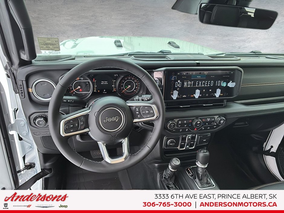 2026 Jeep Wrangler 4-Door SAHARA Side Steps / Leather / Uconnect 5 NAV w/12.3–inch display