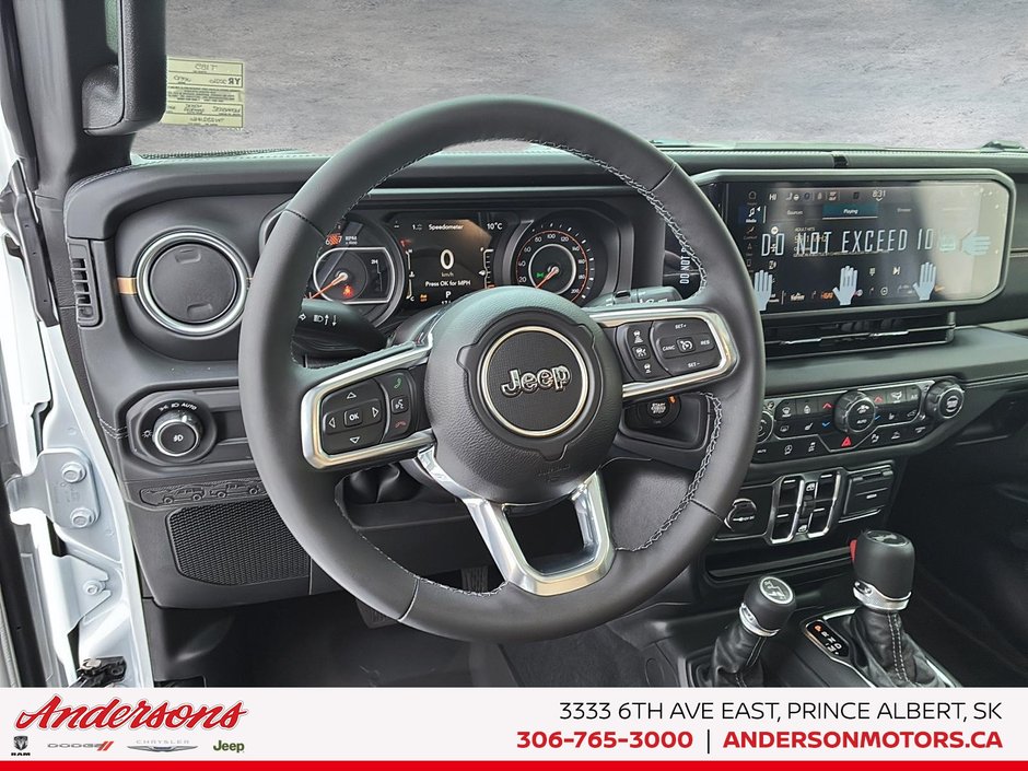 2026 Jeep Wrangler 4-Door SAHARA Side Steps / Leather / Uconnect 5 NAV w/12.3–inch display