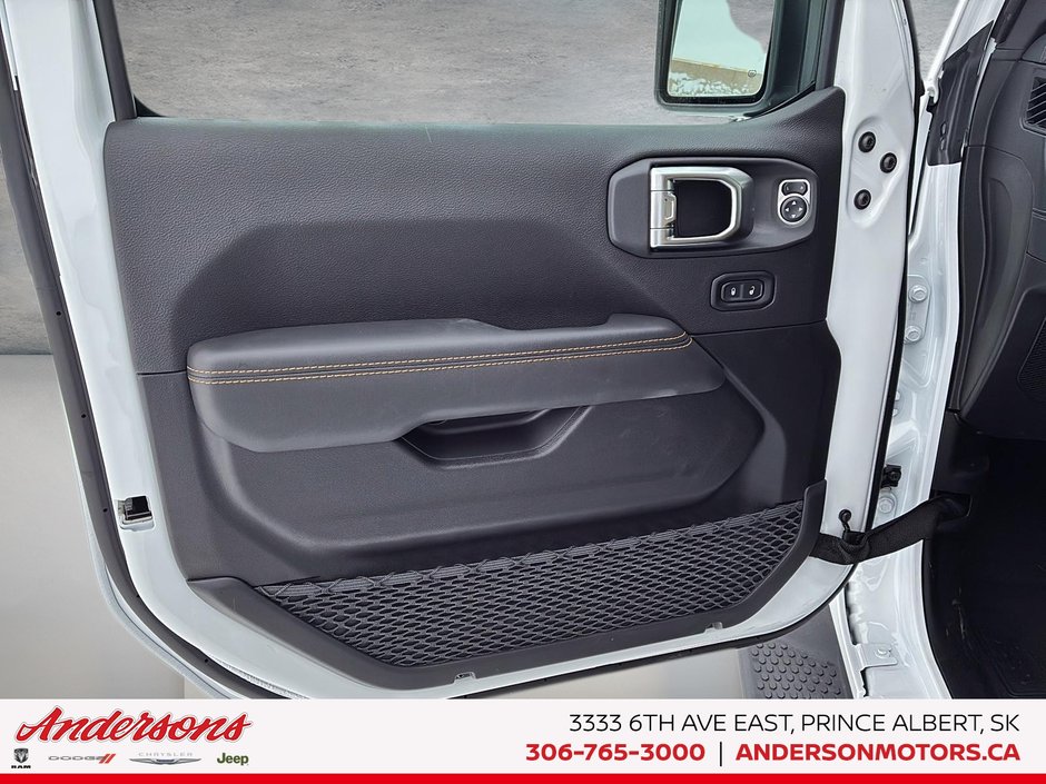 2026 Jeep Wrangler 4-Door SAHARA Side Steps / Leather / Uconnect 5 NAV w/12.3–inch display