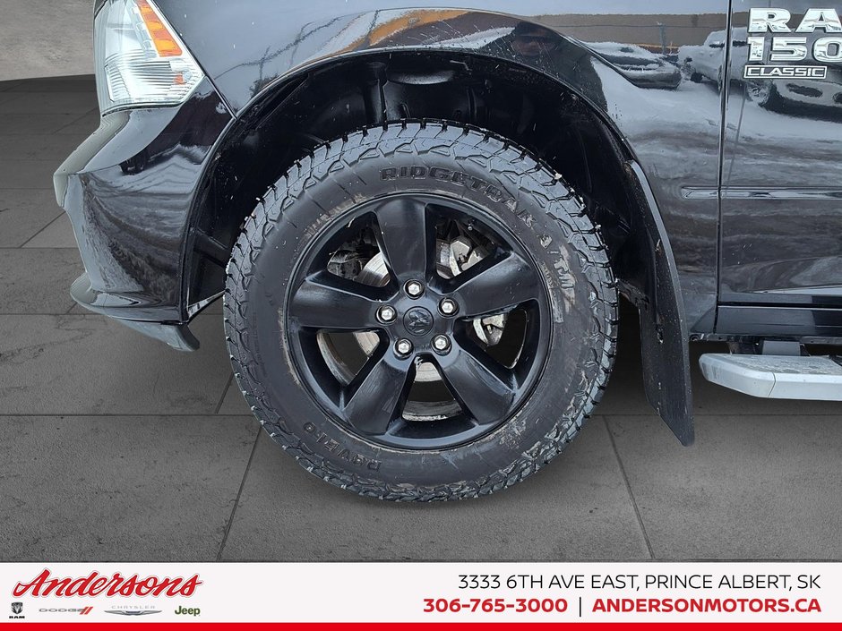 2023 Ram 1500 Classic Express 3.6L Pentastar V6 / Crew Cab / Heated Seats & Wheel / Class IV Hitch