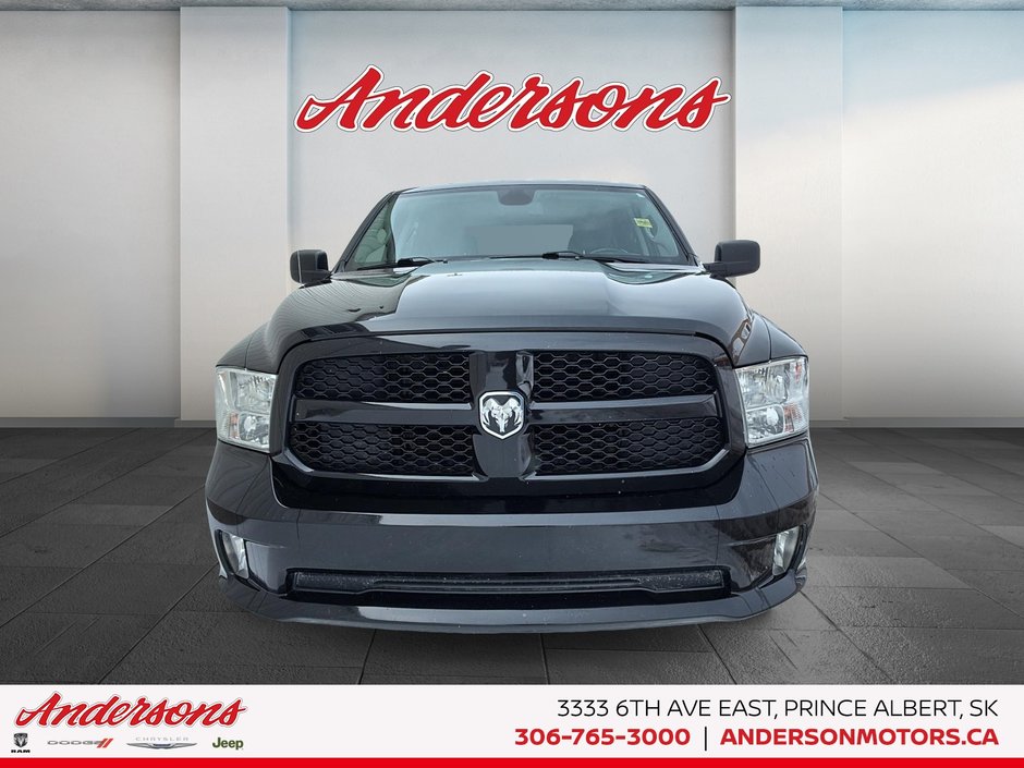 2023 Ram 1500 Classic Express 3.6L Pentastar V6 / Crew Cab / Heated Seats & Wheel / Class IV Hitch