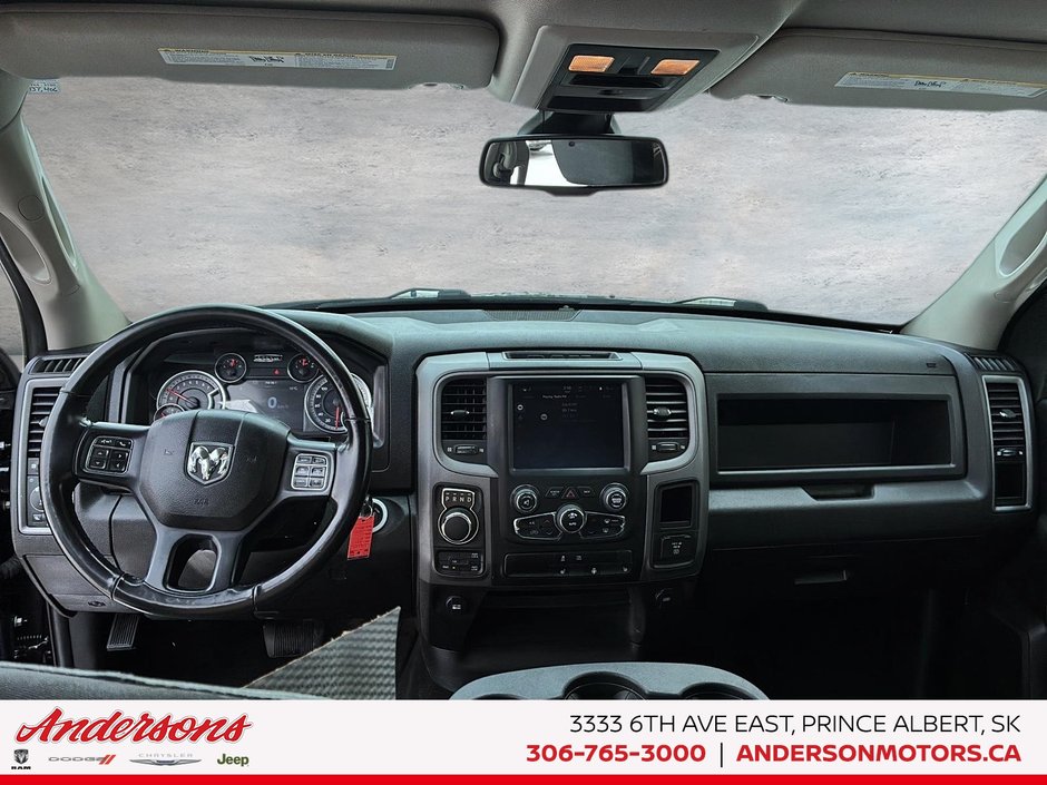 2023 Ram 1500 Classic Express 3.6L Pentastar V6 / Crew Cab / Heated Seats & Wheel / Class IV Hitch