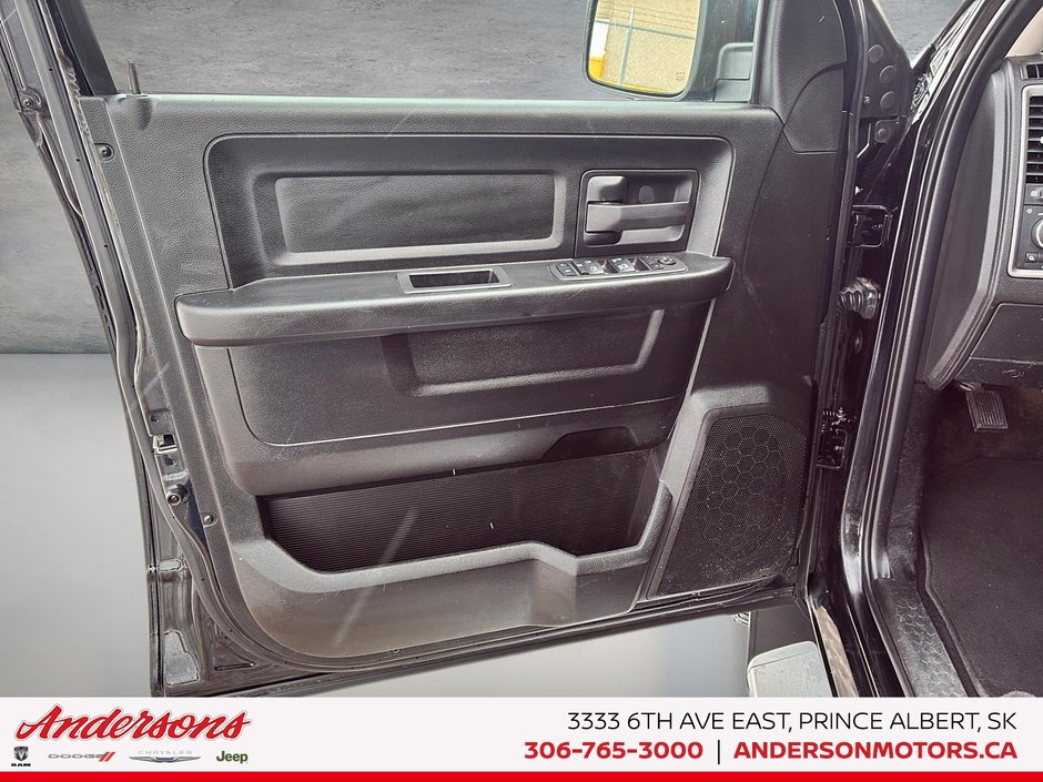 2023 Ram 1500 Classic Express 3.6L Pentastar V6 / Crew Cab / Heated Seats & Wheel / Class IV Hitch