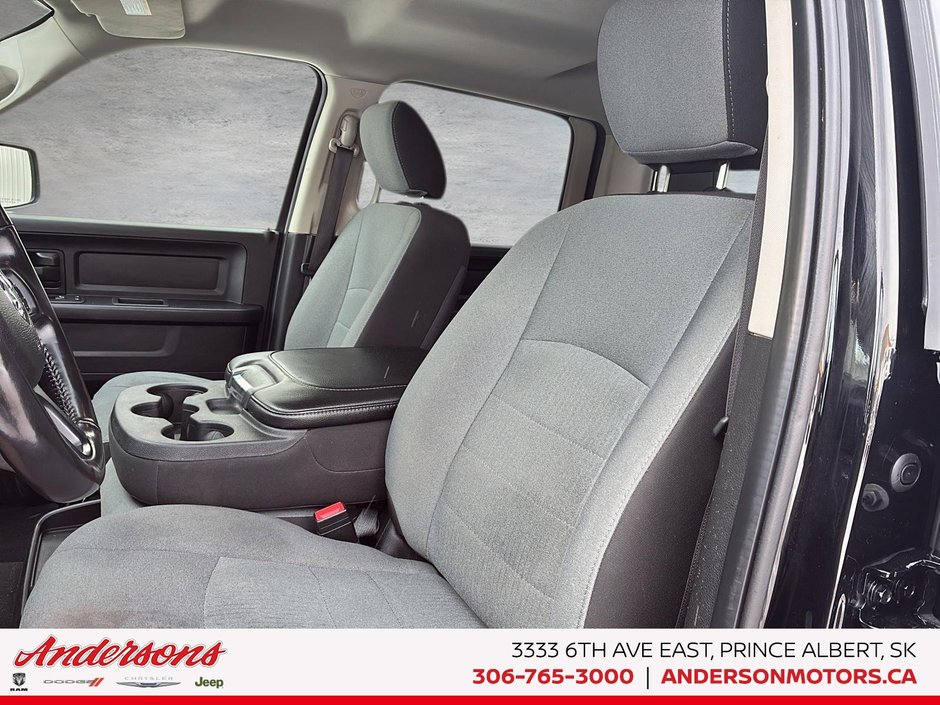 2023 Ram 1500 Classic Express 3.6L Pentastar V6 / Crew Cab / Heated Seats & Wheel / Class IV Hitch