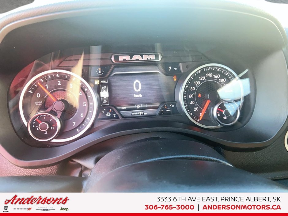 2026 Ram 1500 BIG HORN Hurricane Twin Turbo / Night Edition / 12-inch Touchscreen