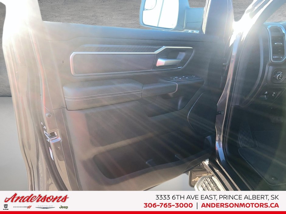 2026 Ram 1500 BIG HORN Hurricane Twin Turbo / Night Edition / 12-inch Touchscreen