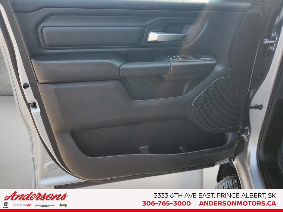 2026 Ram 1500 EXPRESS 3.0L Hurricane Twin-Turbo / Side Steps / Blacked Out