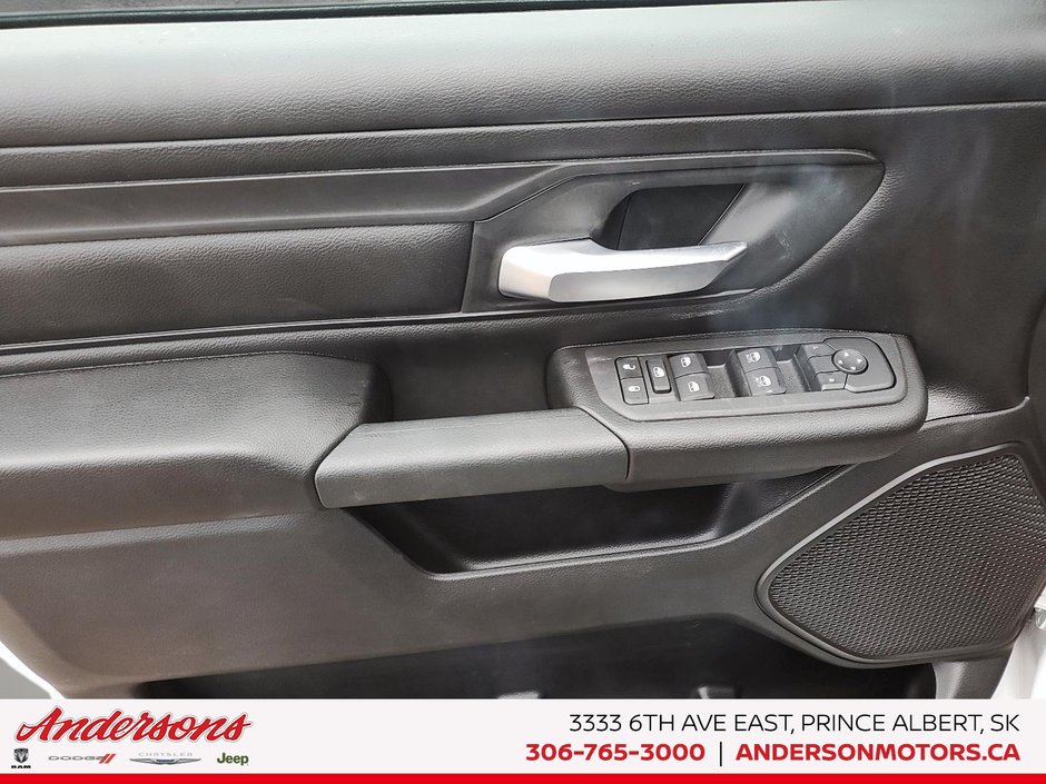 2026 Ram 1500 EXPRESS Black Express / Sport Hood / Side Steps