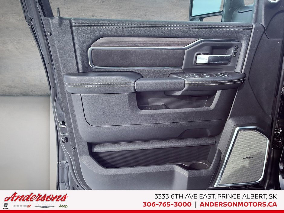 2026 Ram 2500 LARAMIE 6.7L Cummins Turbo-Diesel / Crew Cab / Leather-Faced / Night Edition