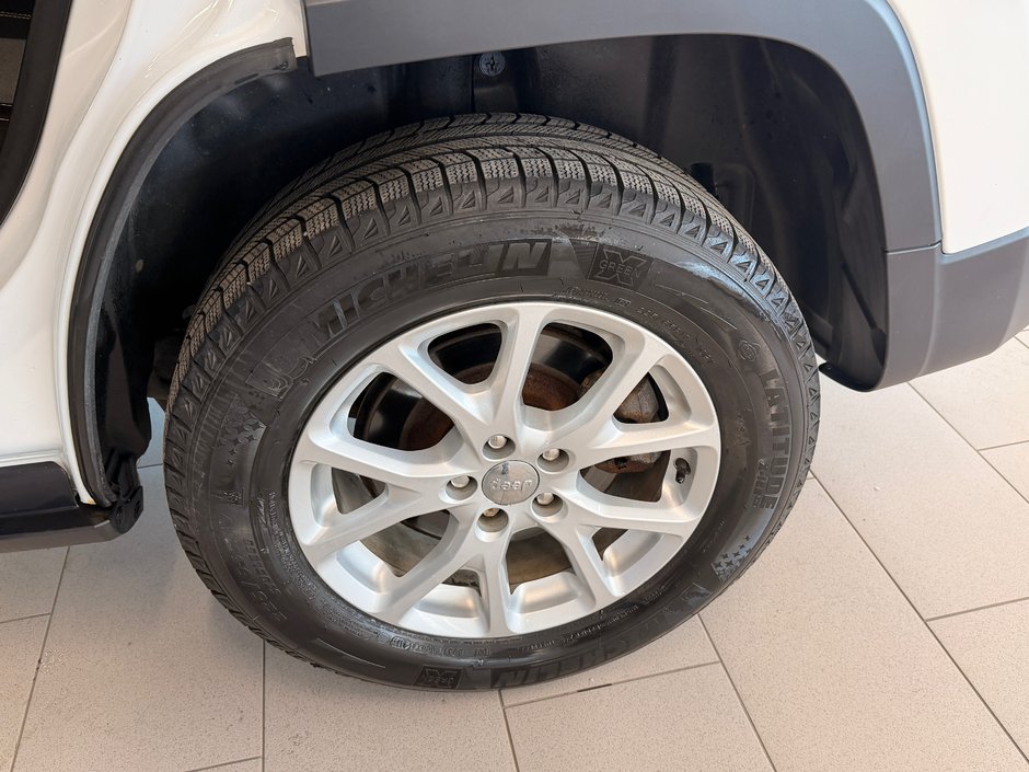 2014 Jeep Cherokee North-16