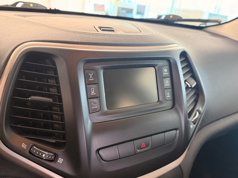 2014 Jeep Cherokee North-12