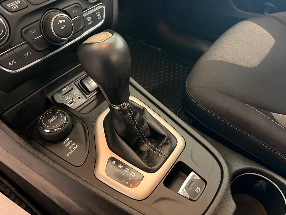 2014 Jeep Cherokee North-14